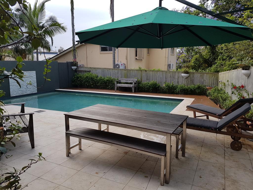 Modern 3 Bedroom Apartment In Traditional Queenslander , Patio, Leafy Yard, Pool Μπρίσμπεϊν Εξωτερικό φωτογραφία